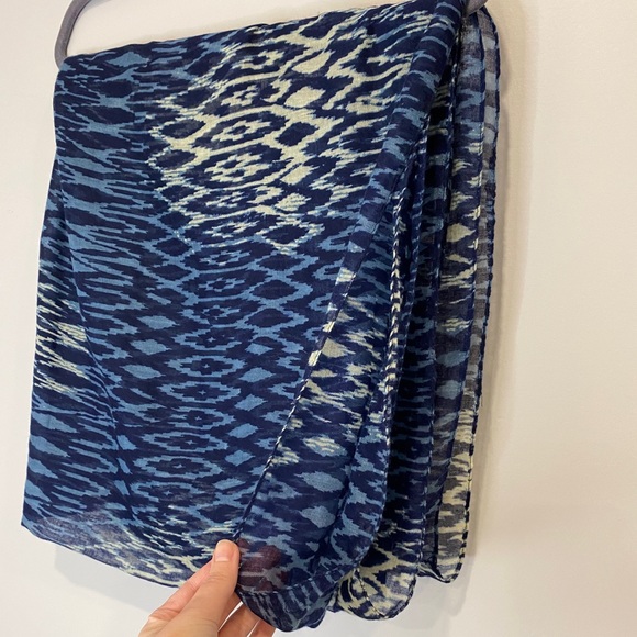 •2/$15• Thin Tube Scarf in Navy, Blue, & Off-White Ikat Diamond Pattern - Picture 3 of 3